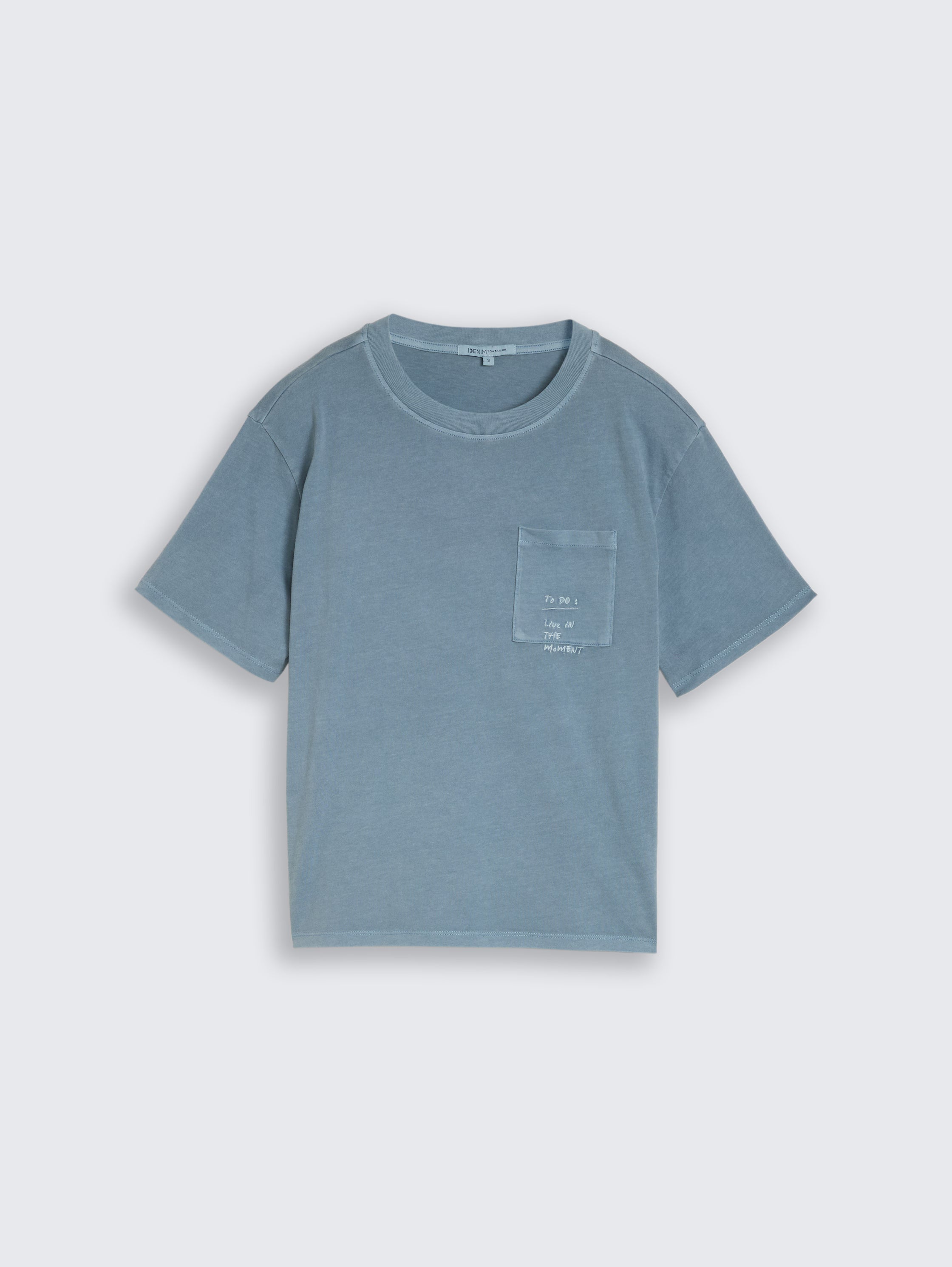 T-shirt con taschino e scritta