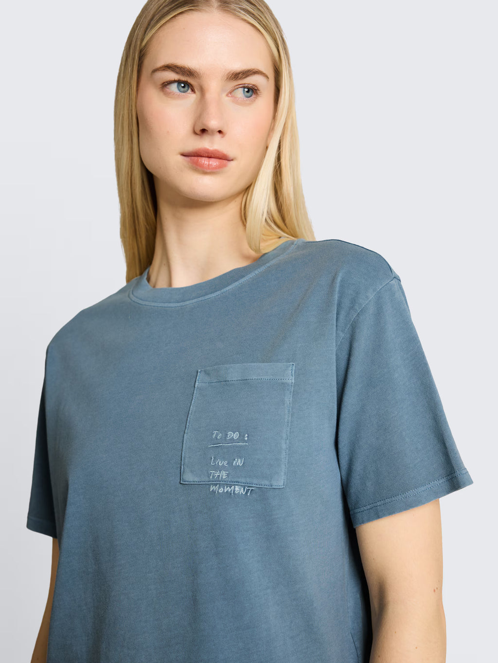 T-shirt con taschino e scritta