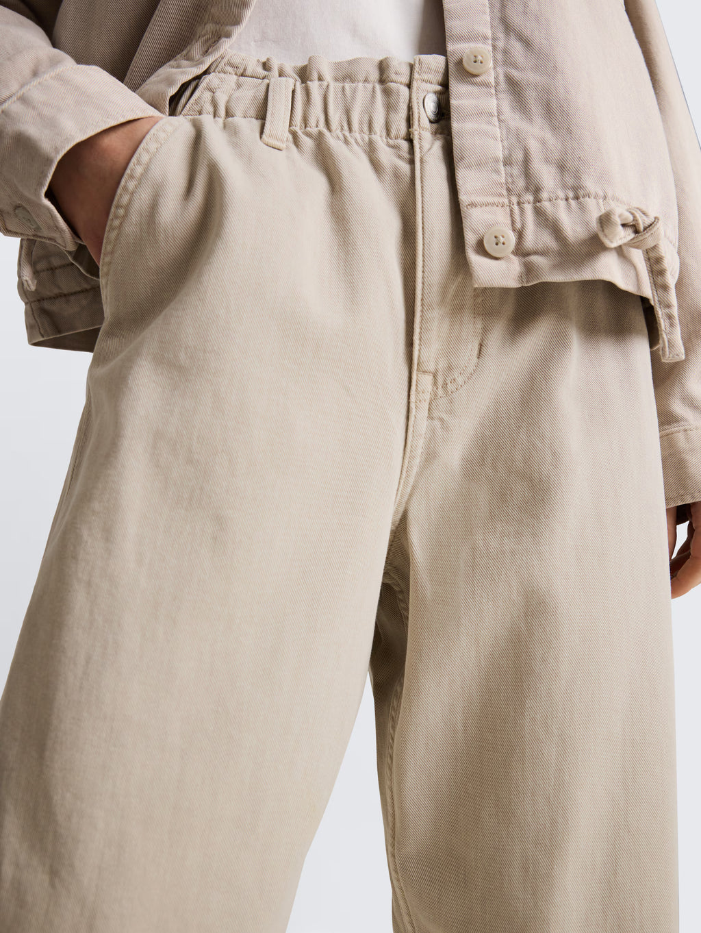 Jeans barrel con elastico in vita