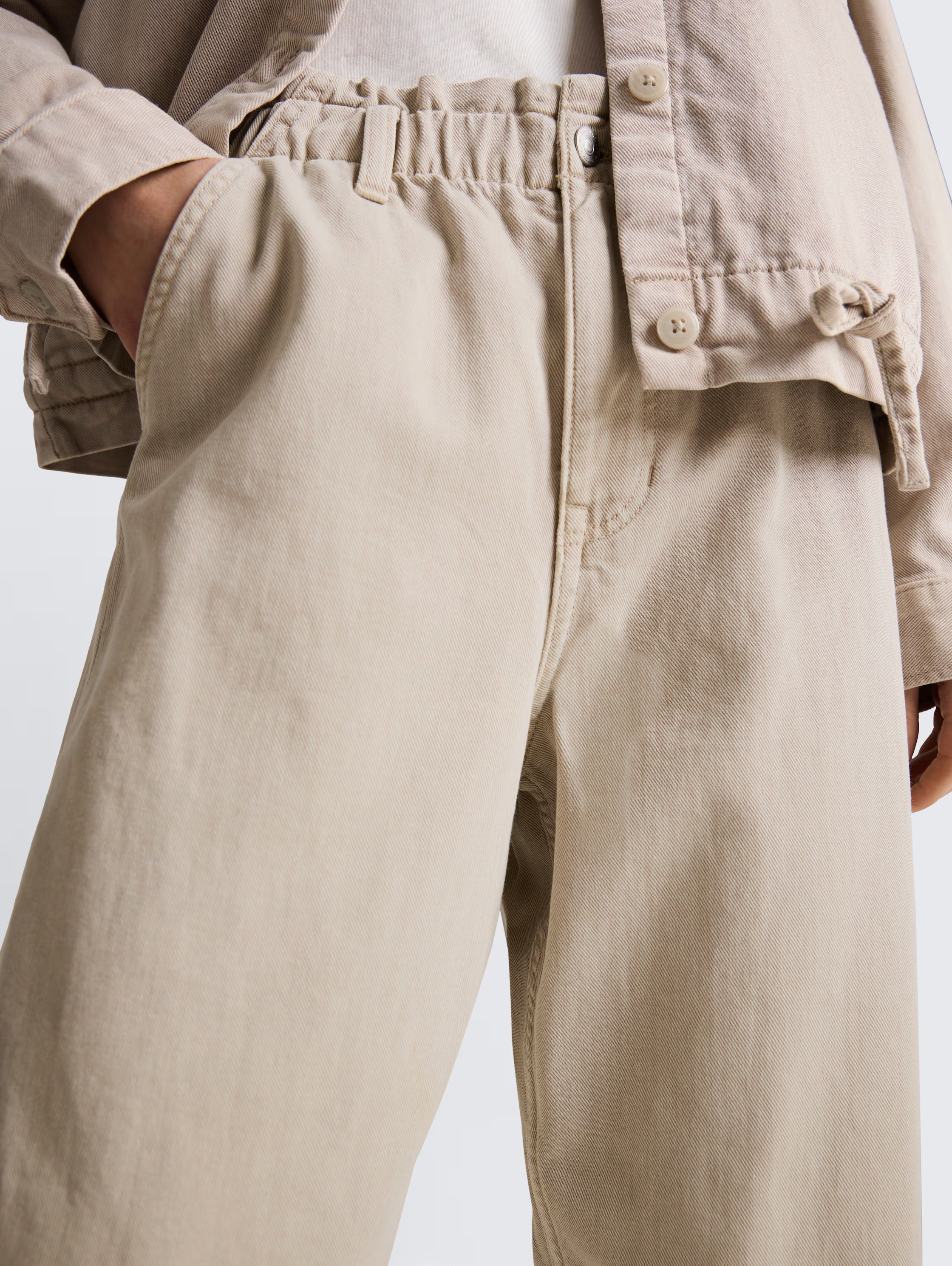 Jeans barrel con elastico in vita