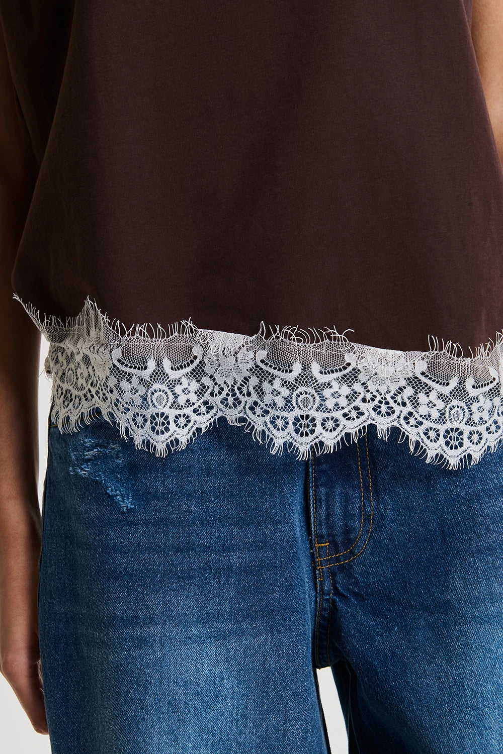 T-shirt asimmetrica con pizzo
