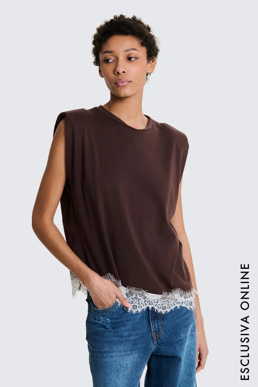 T-shirt asimmetrica con pizzo