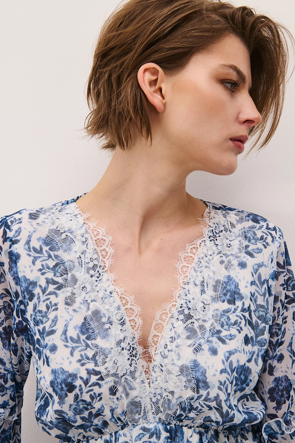 Abito con inserti in pizzo