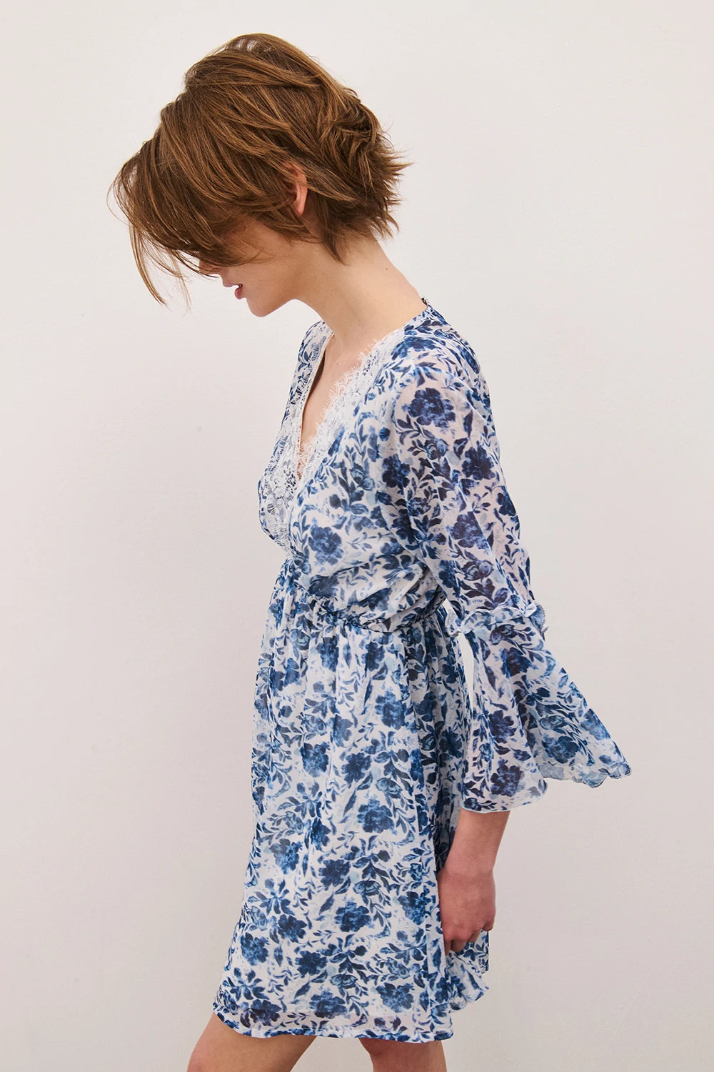 Abito con inserti in pizzo