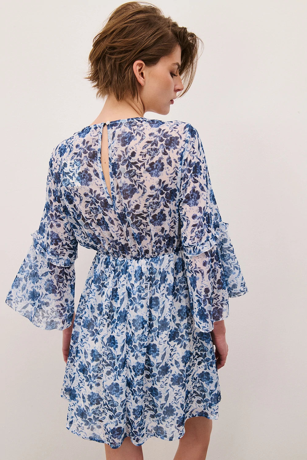 Abito con inserti in pizzo