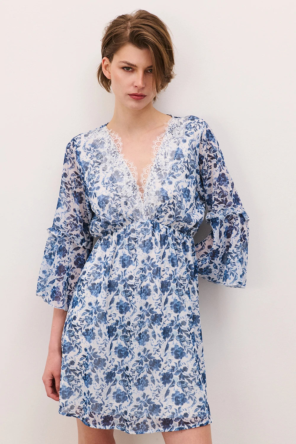 Abito con inserti in pizzo